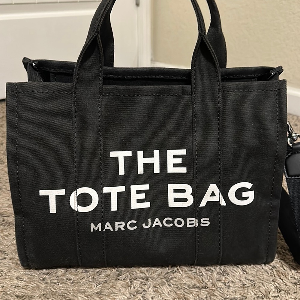 Marc Jacobs “The Tote Bag” in black. Size Medium